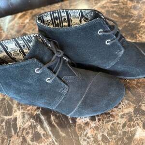TOMS Black Suede Desert Wedge Ankle Booties SZ 8.5 ws146